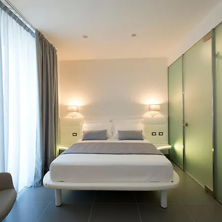 Gatto Bianco Mia 2* Milánó