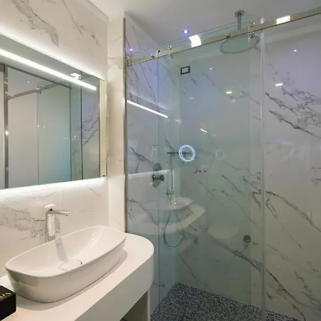 Gatto Bianco Mia 2* מילאנו